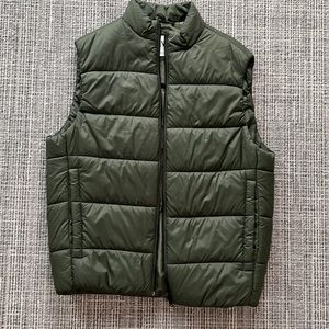 Like new Zara Men’s Medium  olive color quilted vest